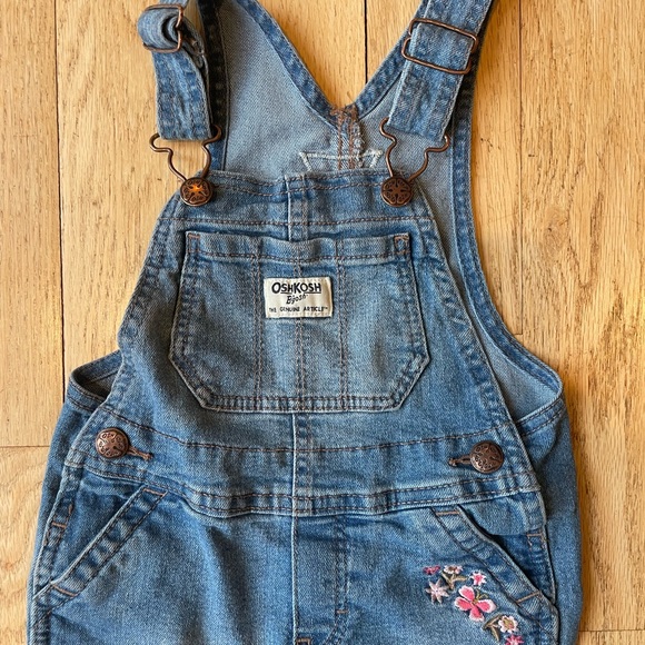2T Girls Osh Kosh B’Gosh Denim Short Overalls with Embroidery - Picture 3 of 5